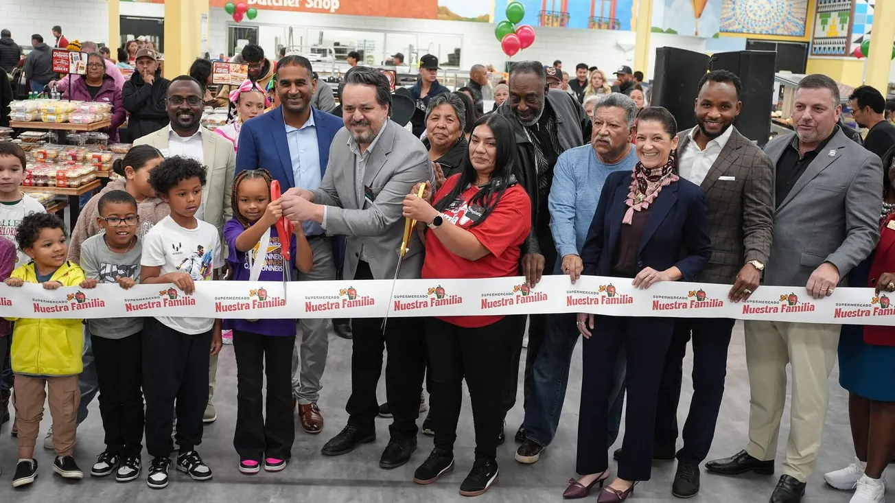 SpartanNash celebrates expansion of Supermercado Nuestra Familia banner