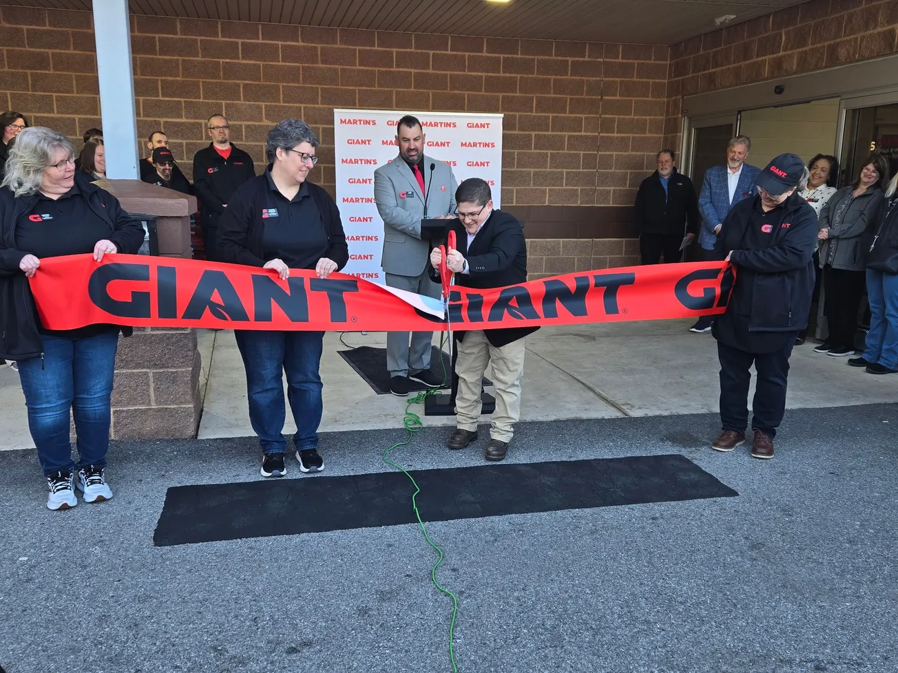 New Saxton GIANT celebrates grand opening