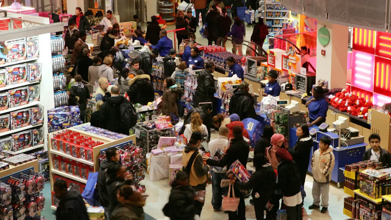 Accenture: Holiday budgets rise as shoppers chase value