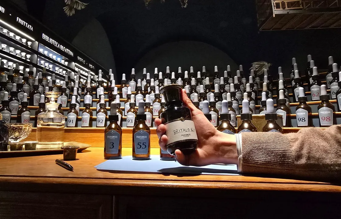 Parfumflasche am Orgelpult bei Sileno Cheloni's Profumoir; BRITALO No. 1