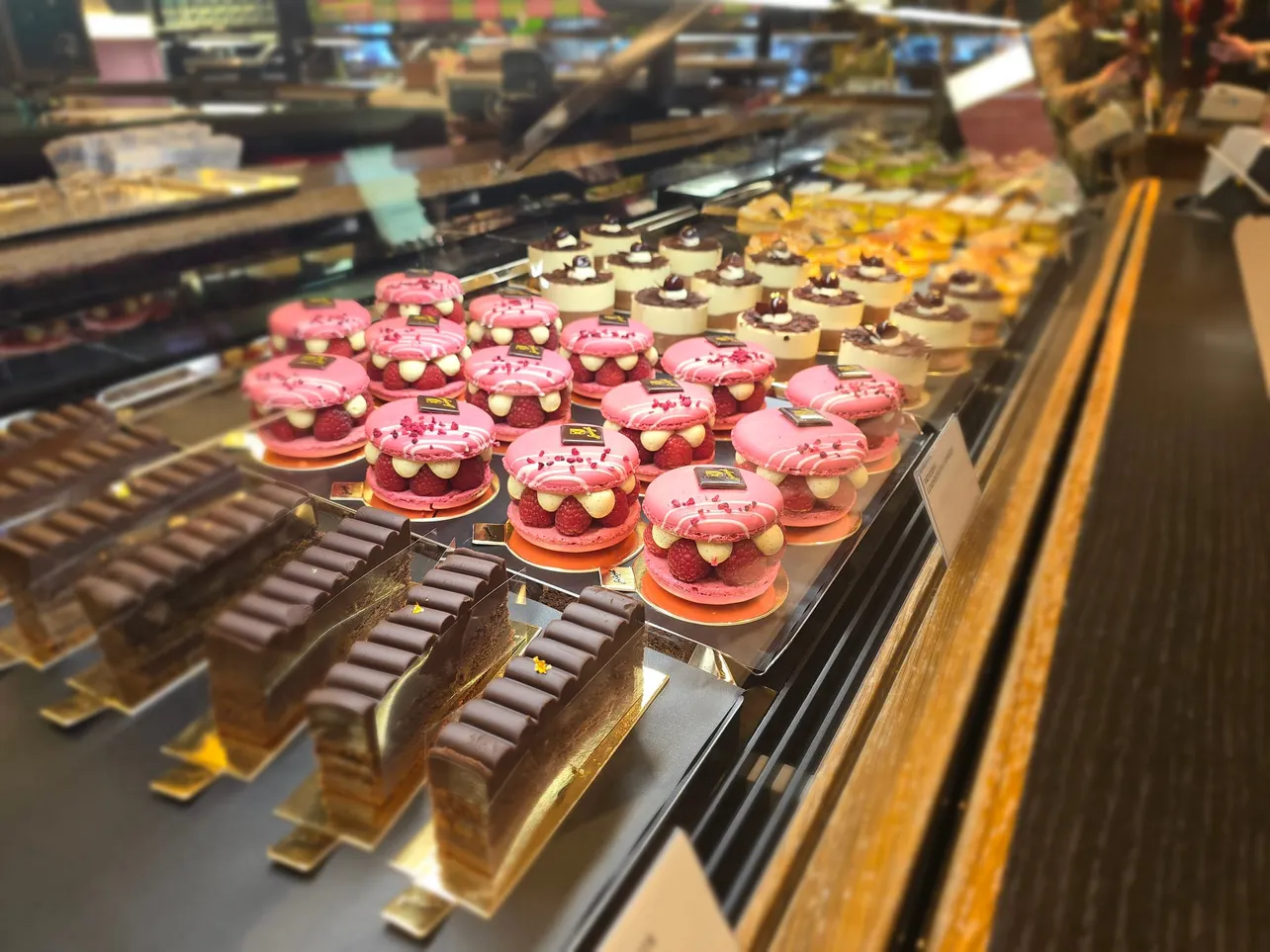 Kaffee, Kuchen, Torten und Schokolade in Zürich - Confiserie Sprüngli Tradition seit 1836