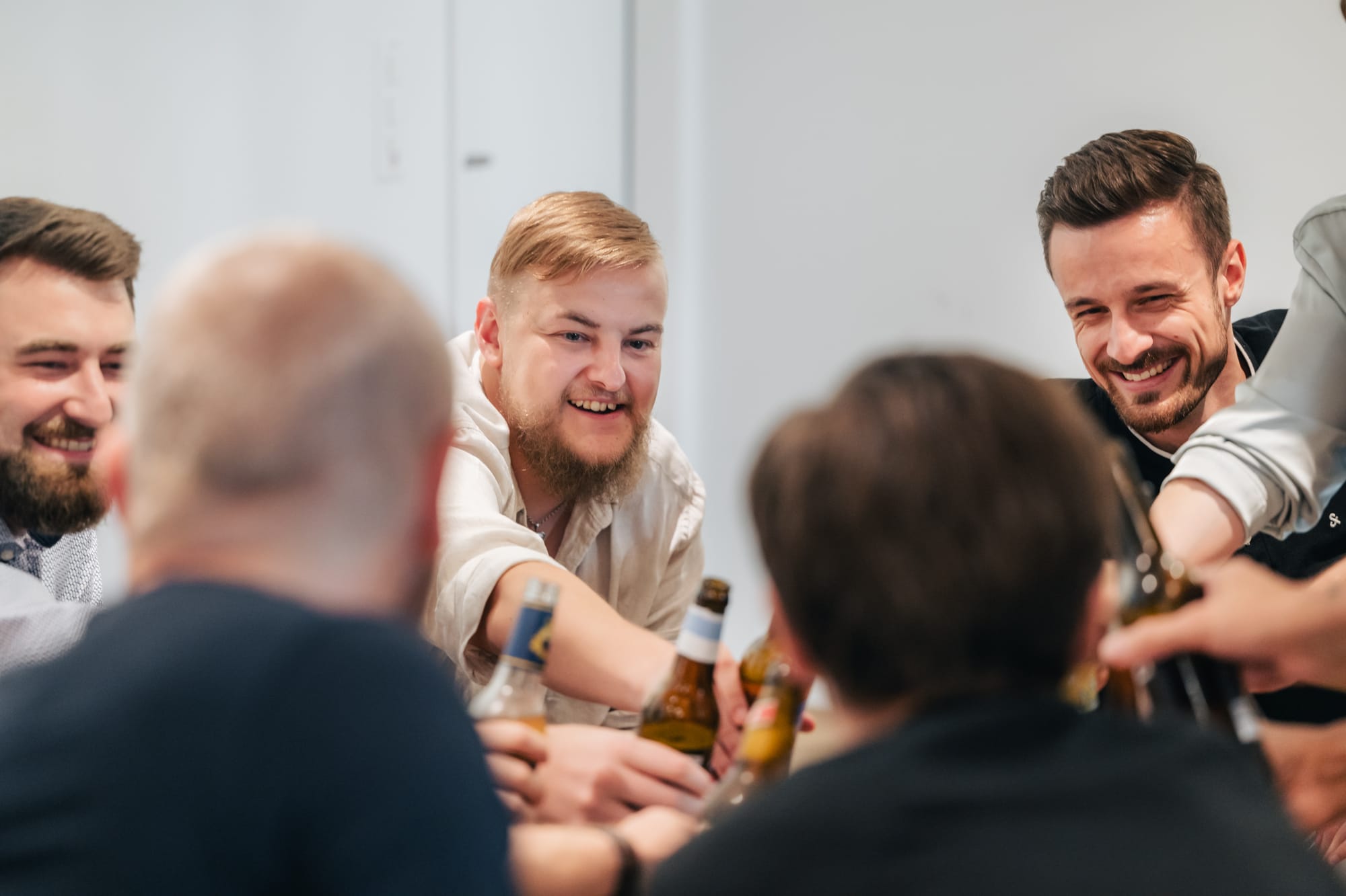 instride Mitarbeitende stossen beim Feierabendbier an