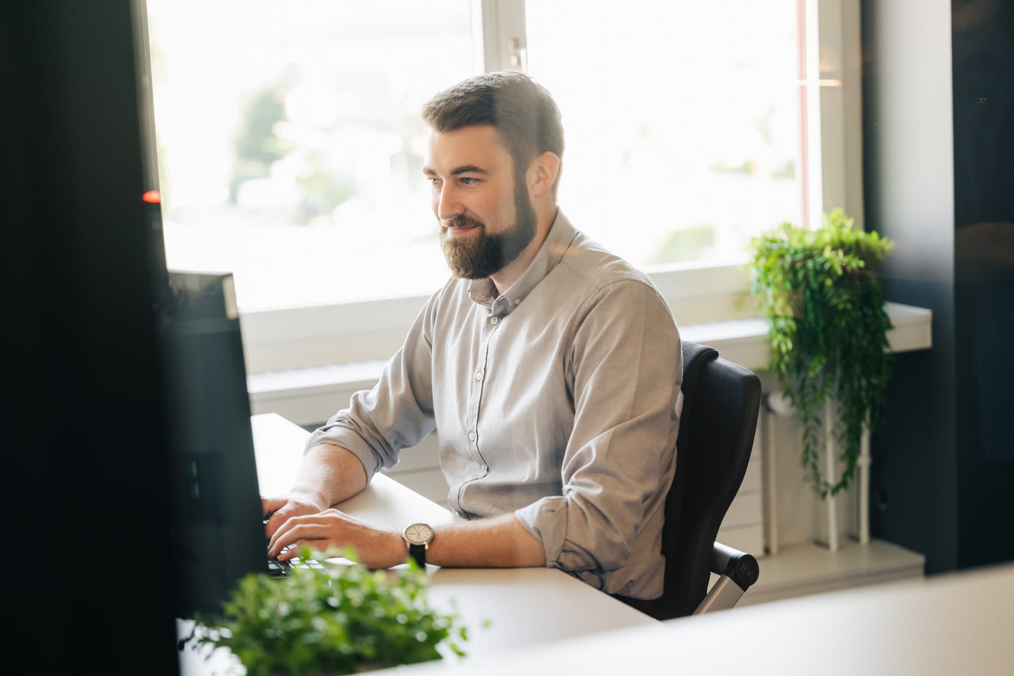 instride CEO Dave sitzt an seinem Arbeitsplatz und arbeitet am PC