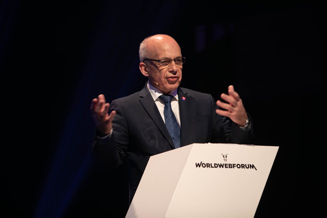 Bundesrat Ueli Maurer steht am Rednerpult vom Worldwebforum 2019