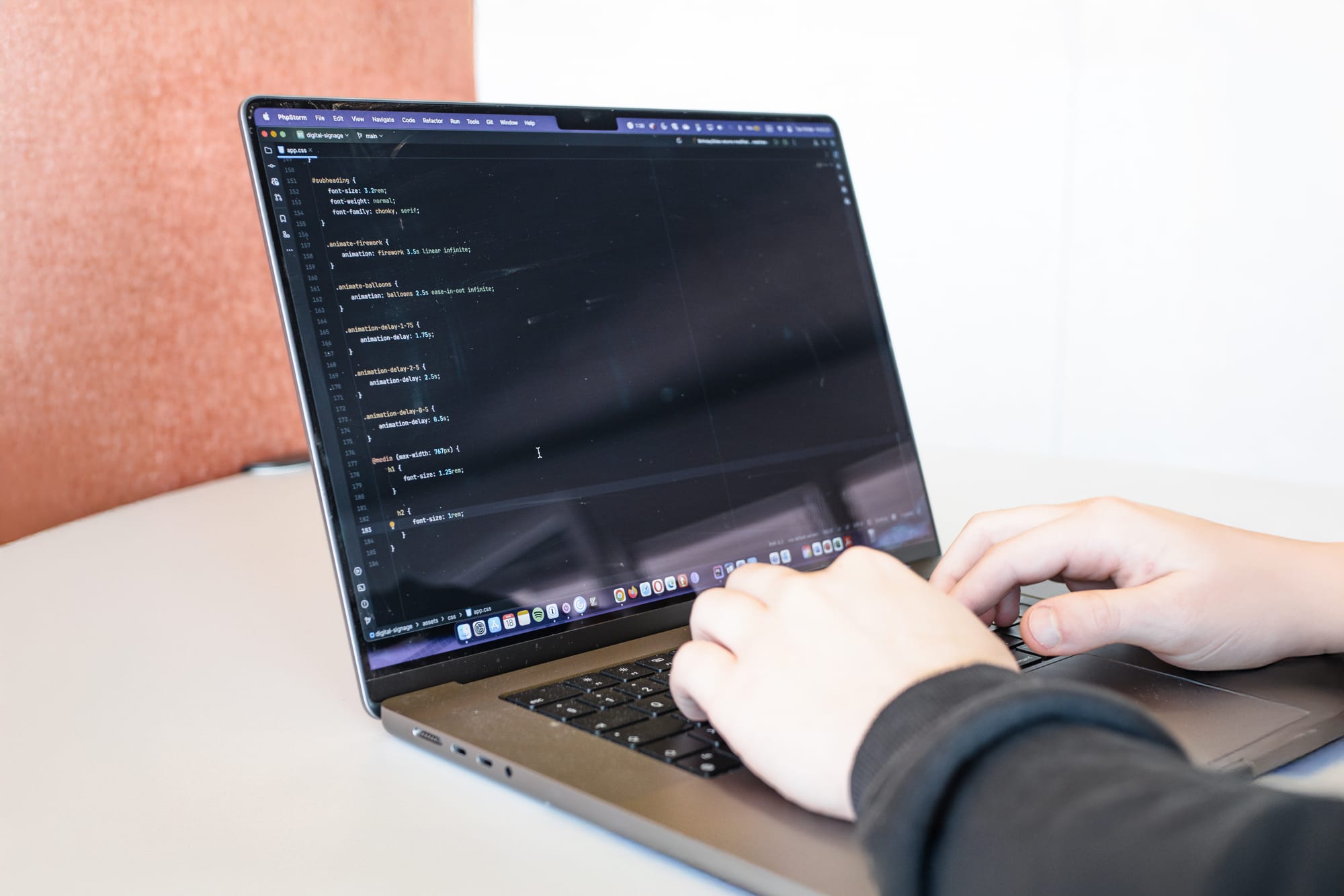 Ein Entwickler definiert adaptiv, wie sich das Layout nahtlos an verschiedene Bildschirmgrössen anpasst und eine optimale Nutzererfahrung bietet.