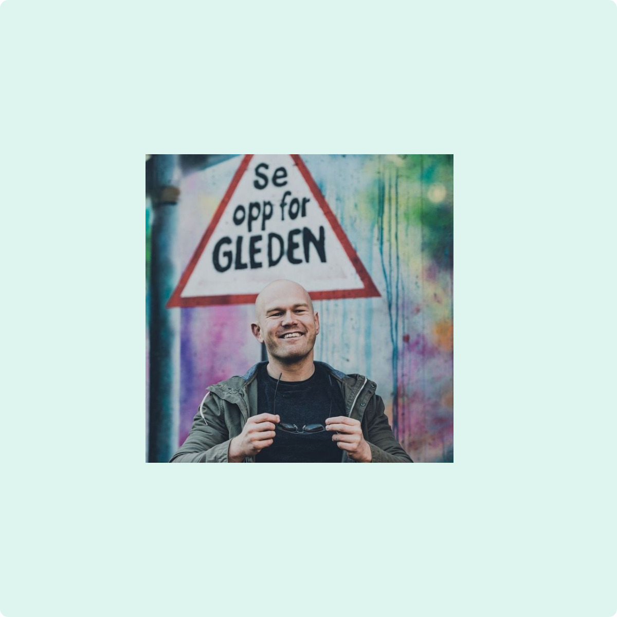 Fotografi av smilende mann