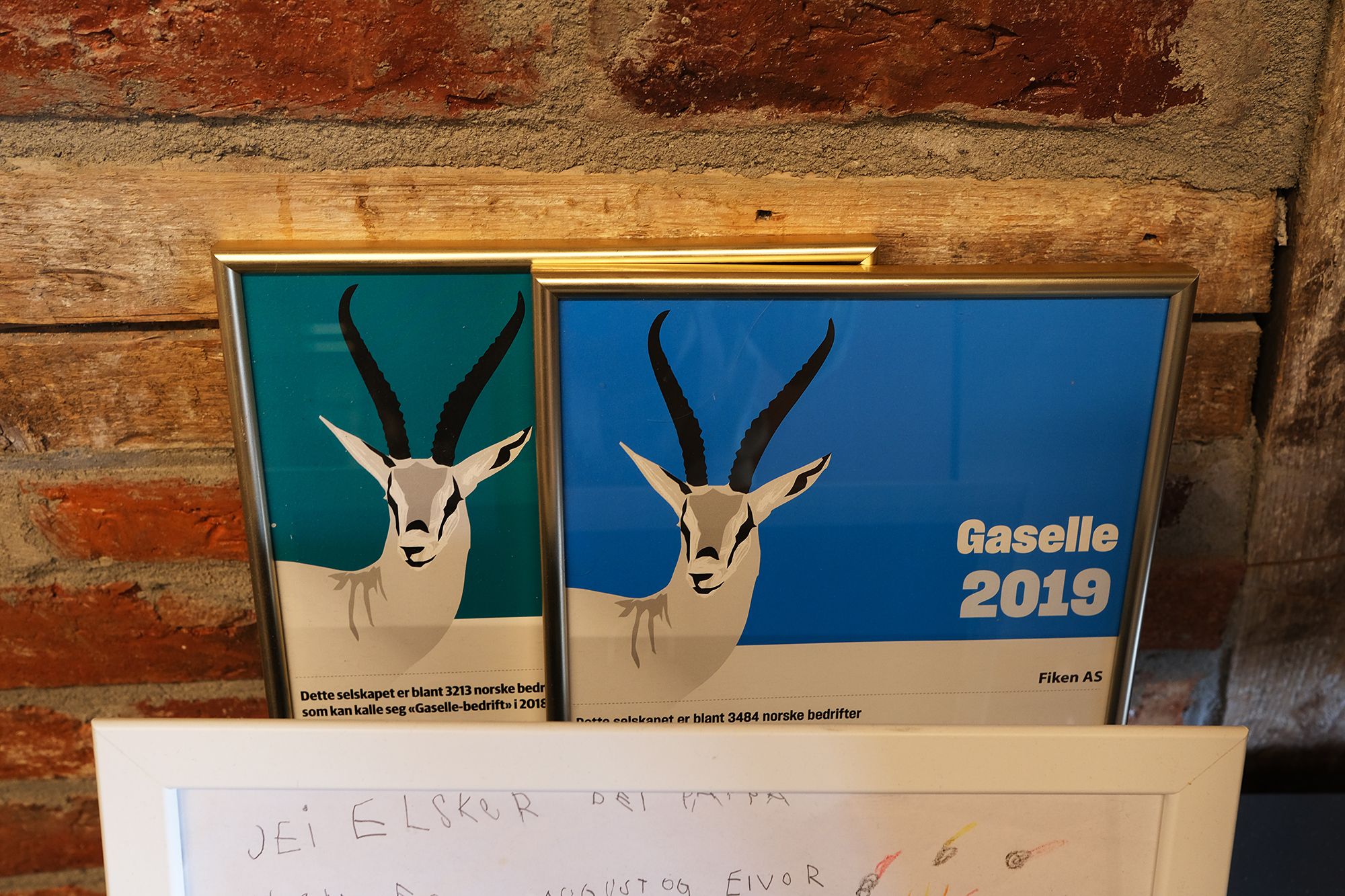 Fotografi av to diplomer for gasellebedrift i 2018 og 2019