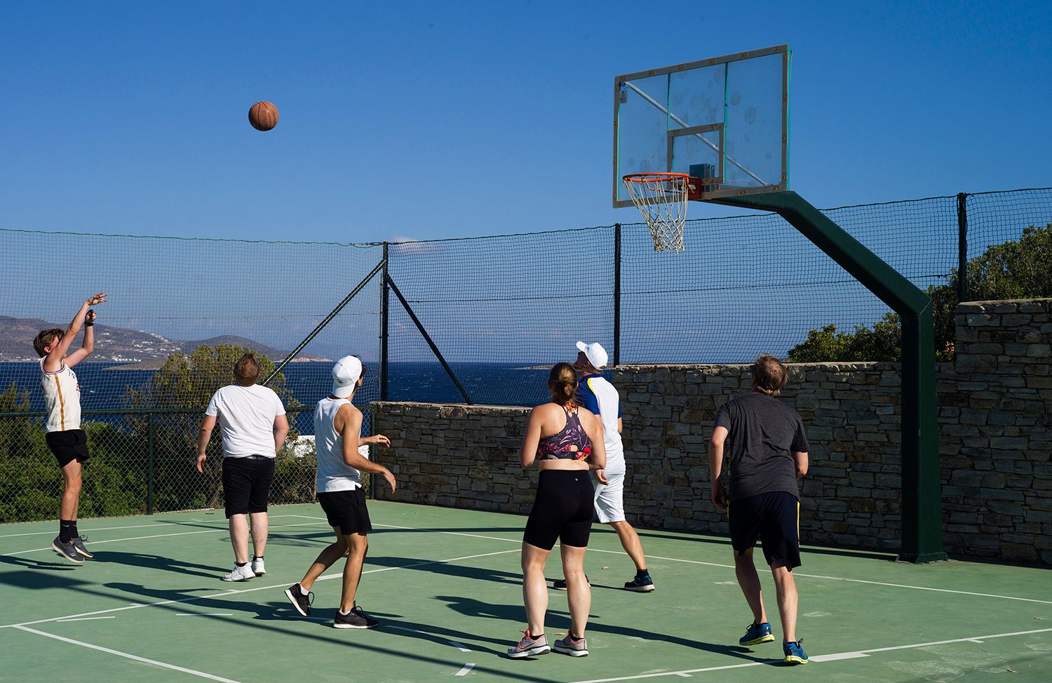 Fotografi seks Fiken-ansatte som spiller basketball