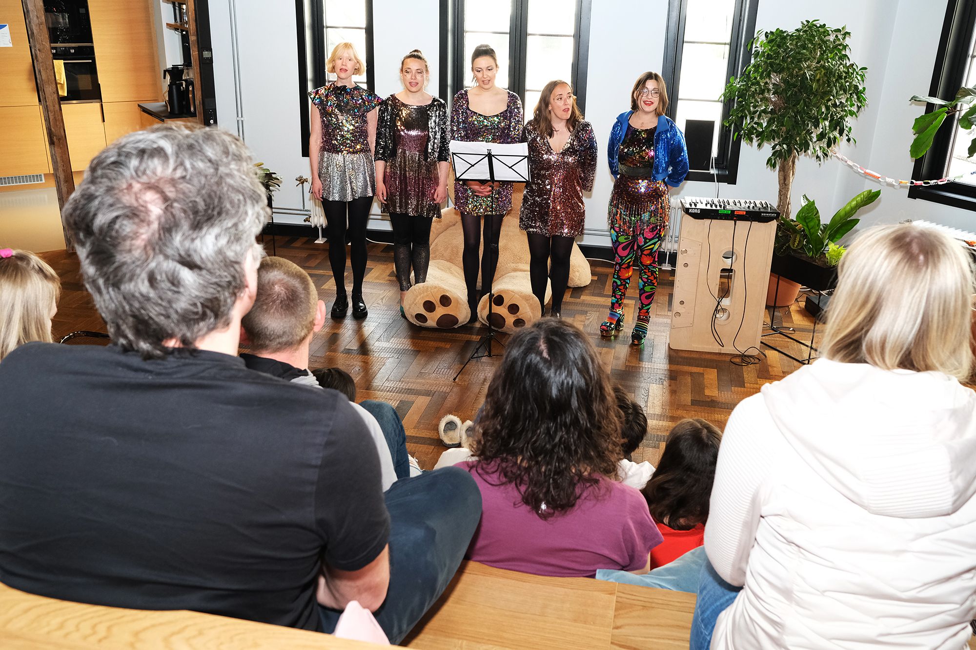 Fotografi av koret som sang i anledning de nye plantene på Fiken-kontoret
