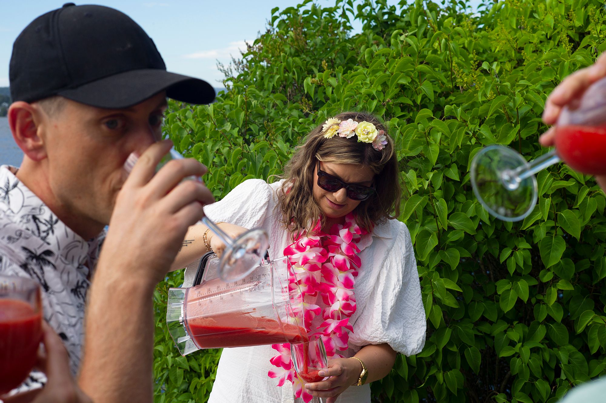 Fotografi av to Fiken-ansatte på sommerfest