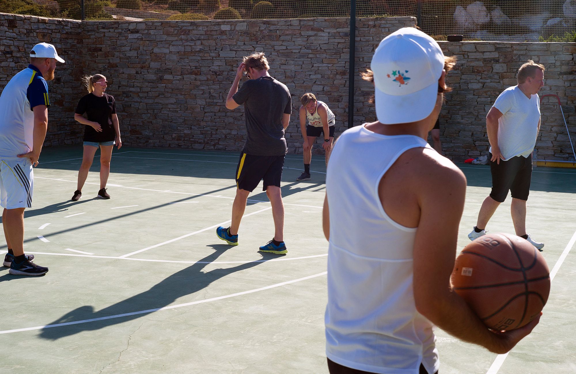 Fotografi av Fiken-ansatte som spiller basketball på Workation i Hellas