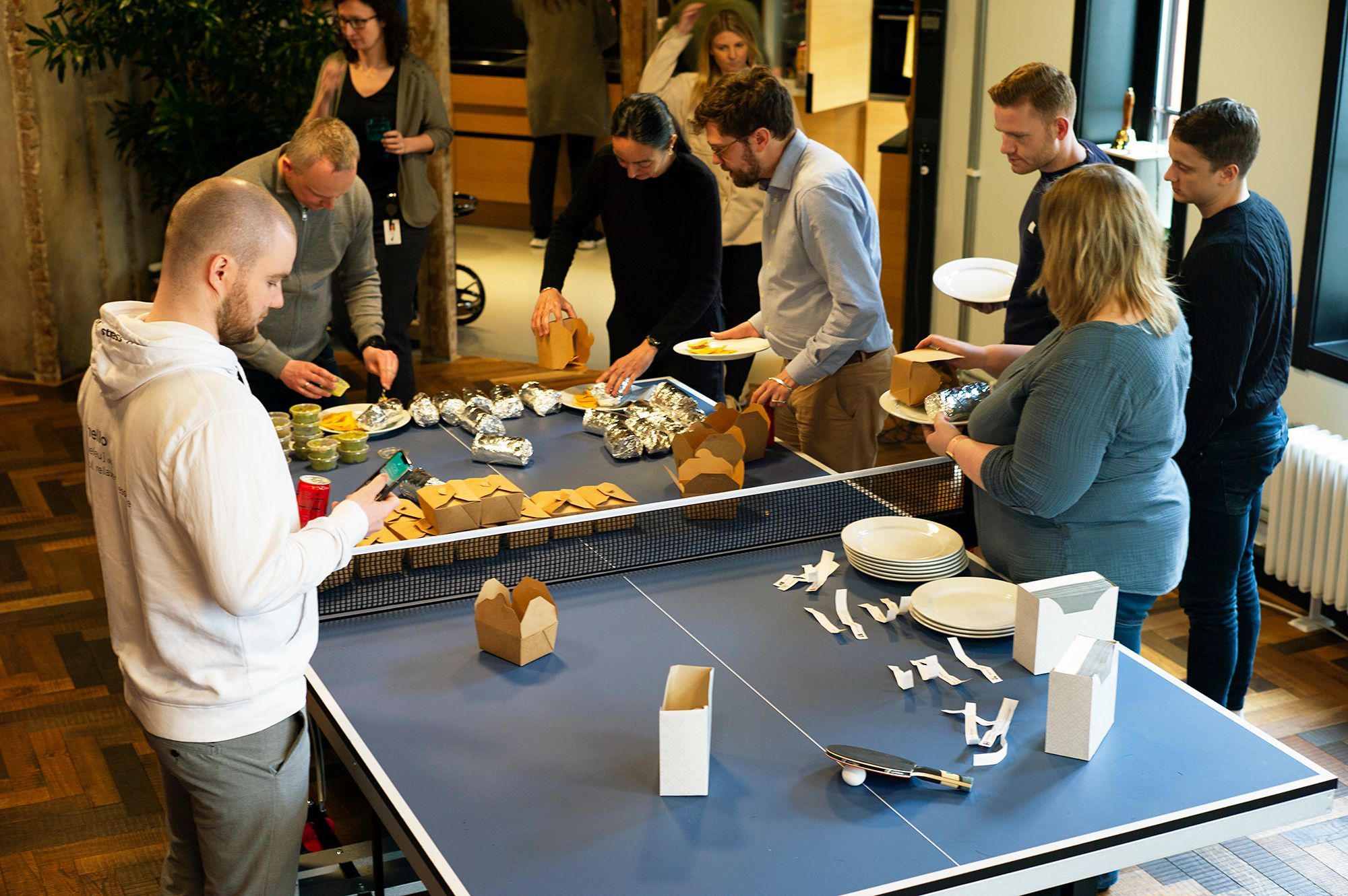 Fotografi av fiken-ansatte som spiser lunsj