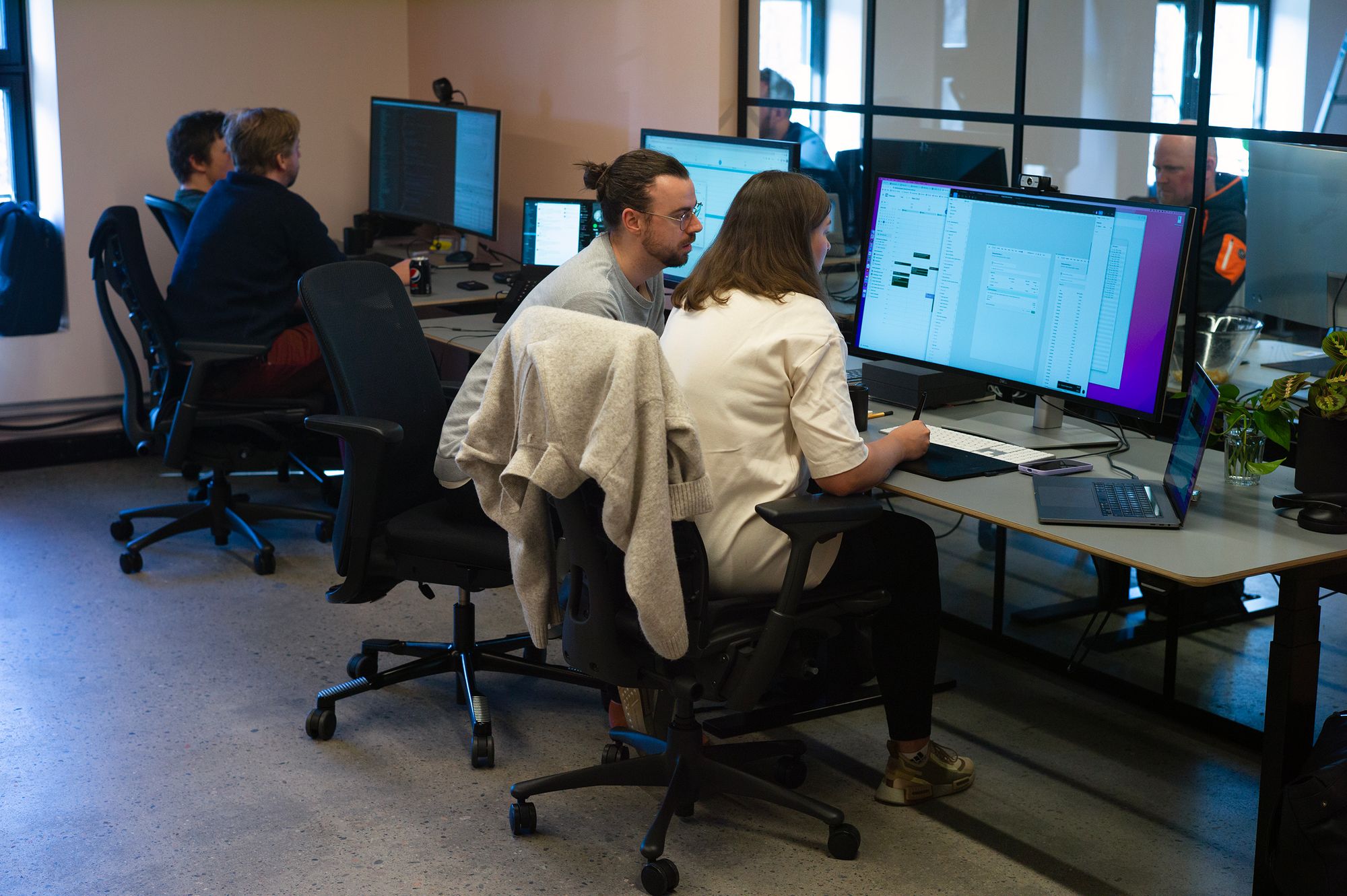 Fotografi av fire Fiken-ansatte som jobber