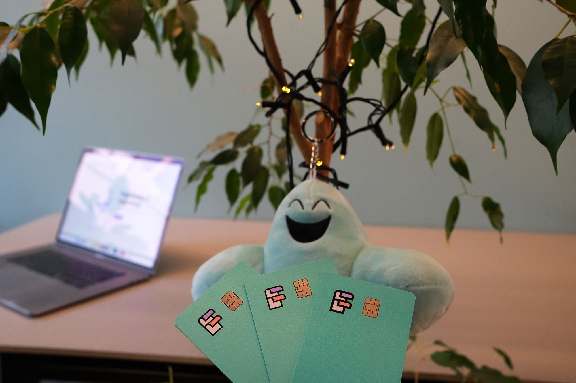 Fotografi som viser Folios bedriftskort sammen med Fiken-figur.