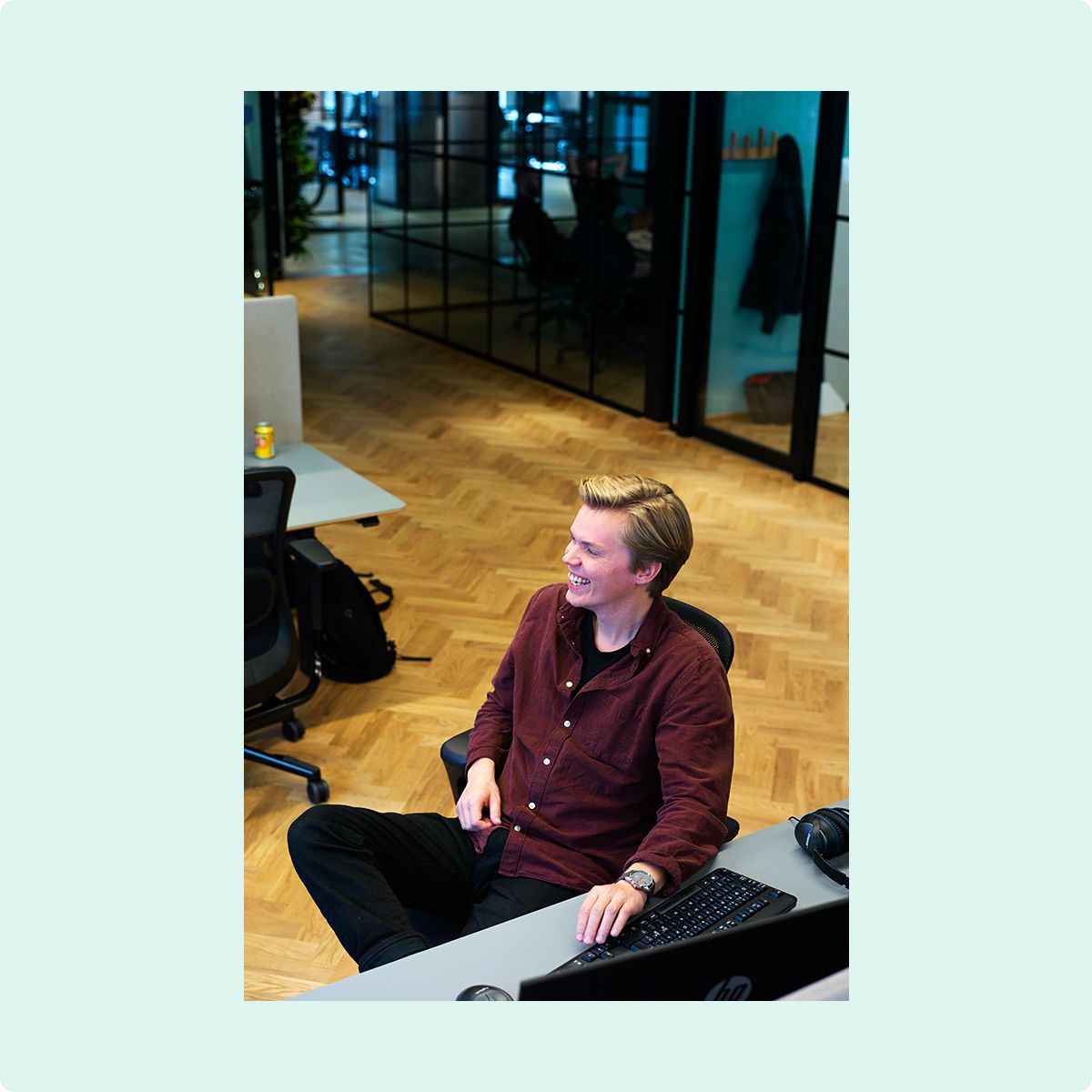 Foto av Fiken-ansatt som jobber på support.