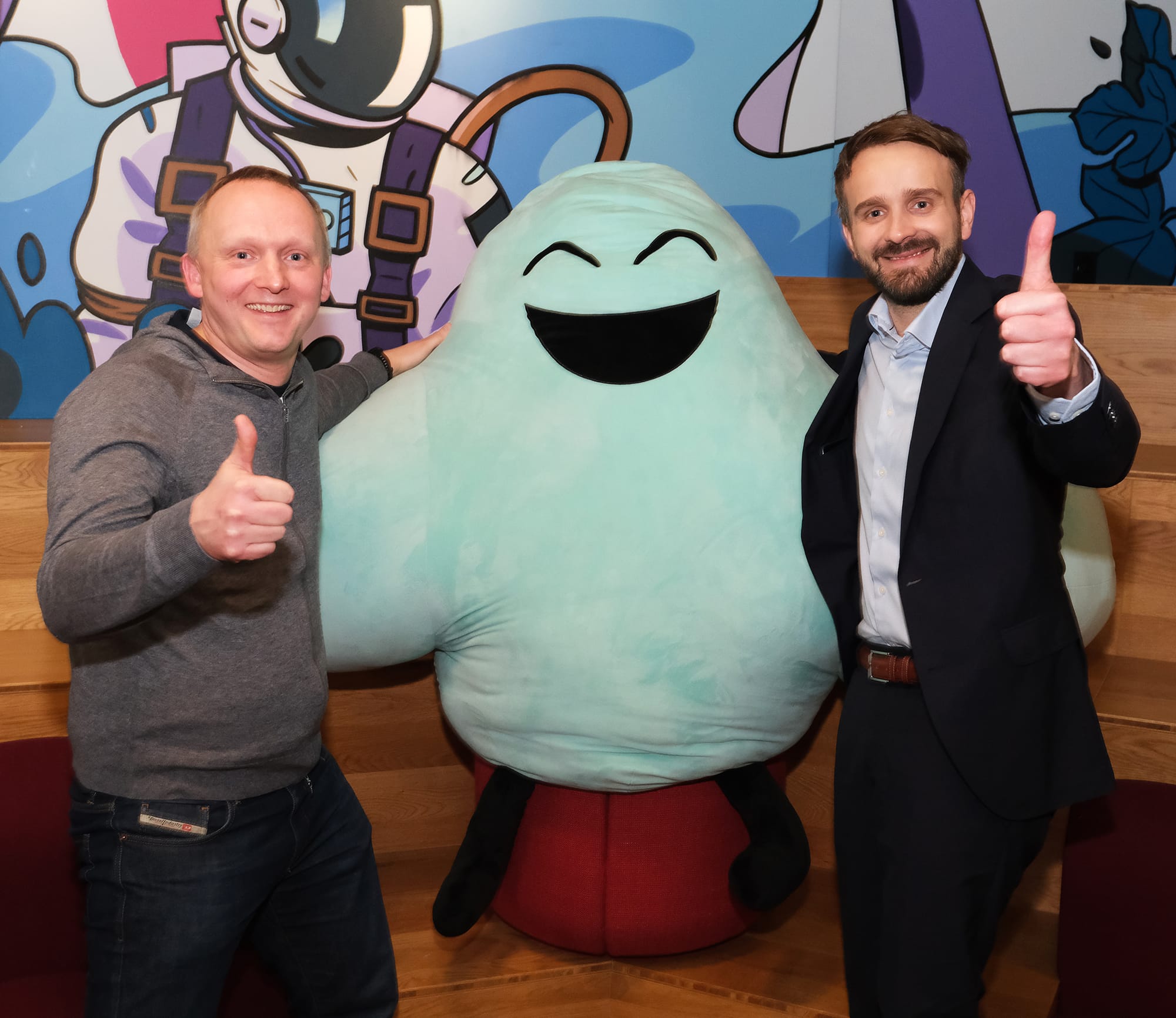 Fotografi av daglig leder i Fiken sammen med Fikens maskott og næringsministeren