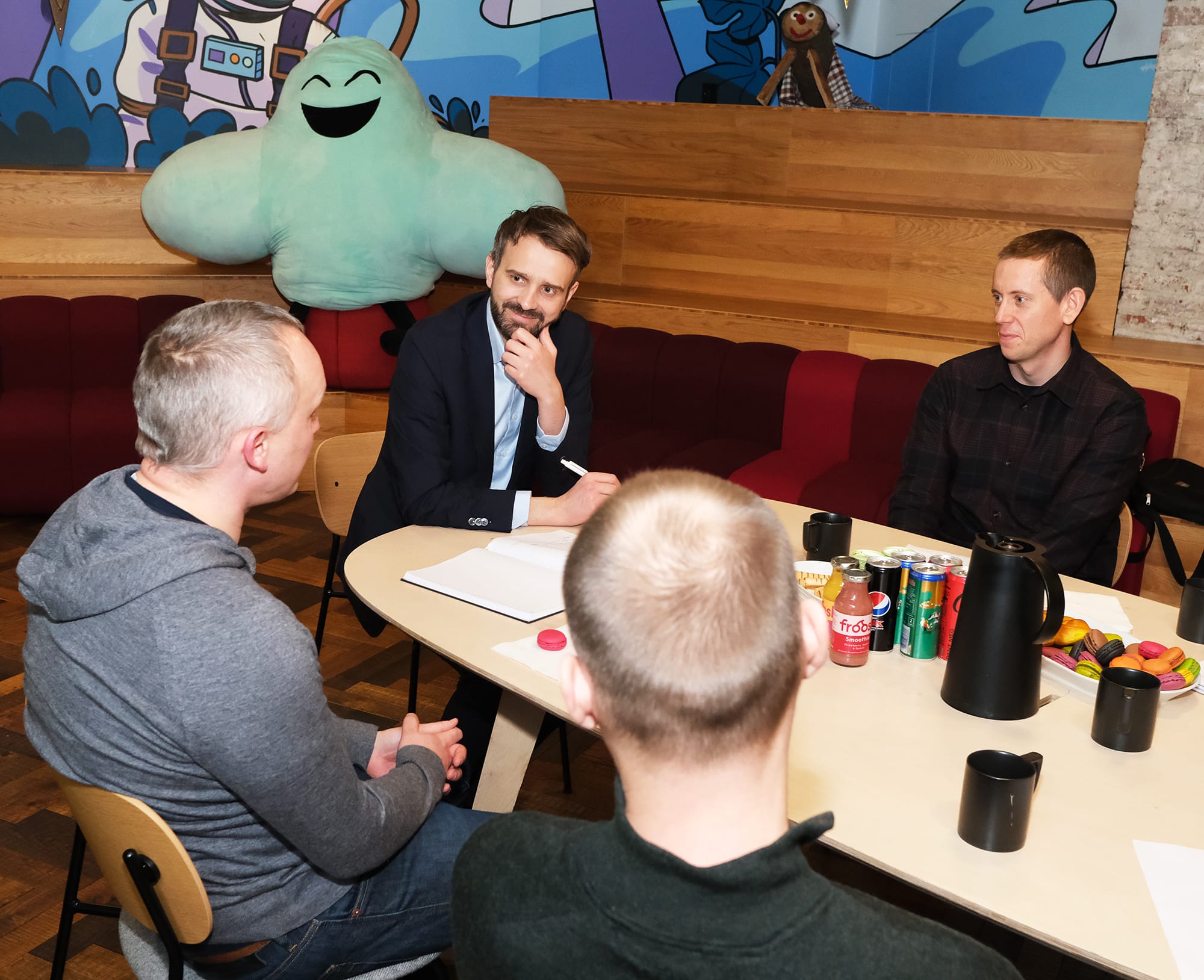 Fotografi av næringsminsteren og tre Fiken-ansatte.