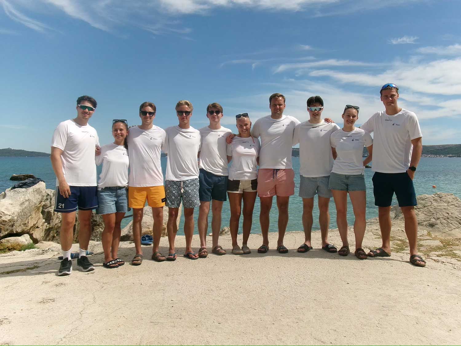Fototgrafi av 10 studenter som jobber i Fiken. ved havet i Kroatia.