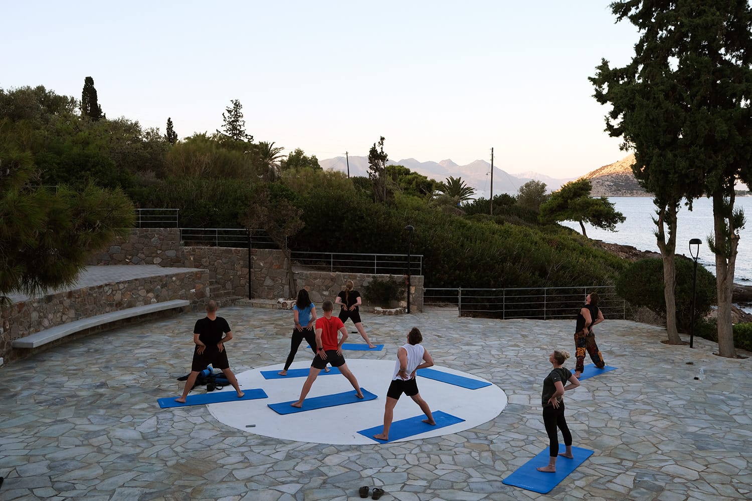 Fotografi av Fiken-ansatte i Hellas, midt i yoga