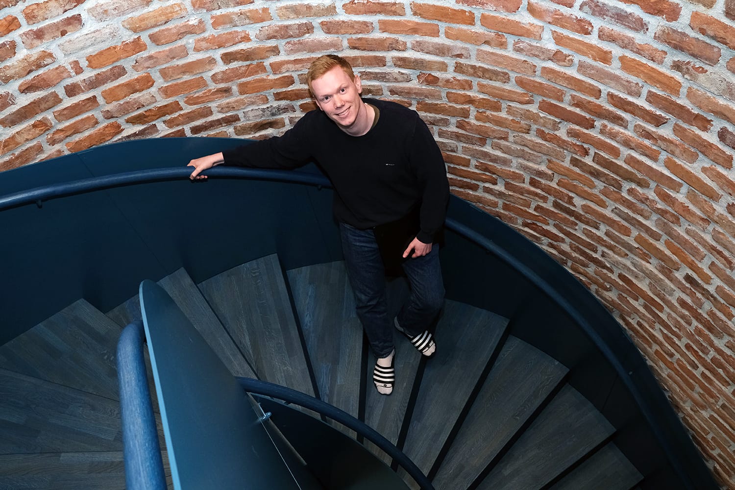 Fotografi av Ole, stående i en trapp på Fiken-kontoret