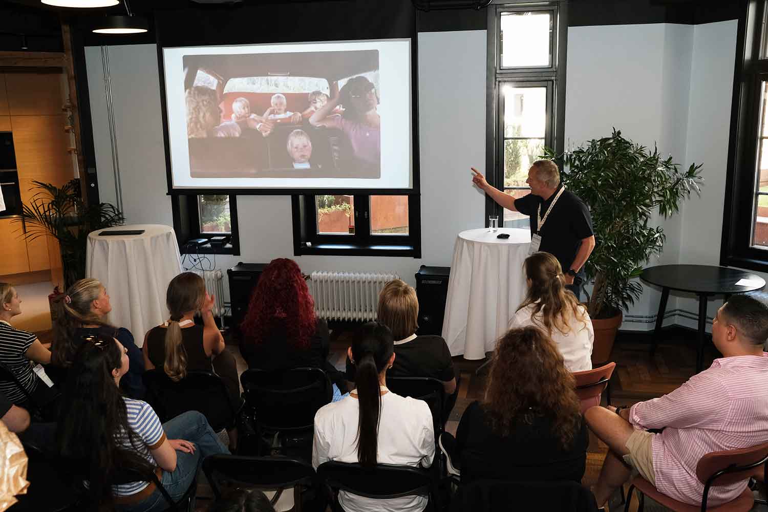 Fotografi av Fikens CEO som snakker til en forsamling av Fiken-partnere