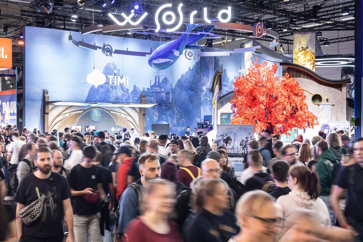 A huge crowd in the alleys of Gamescom 2025 surounded by impressive decorated booth.