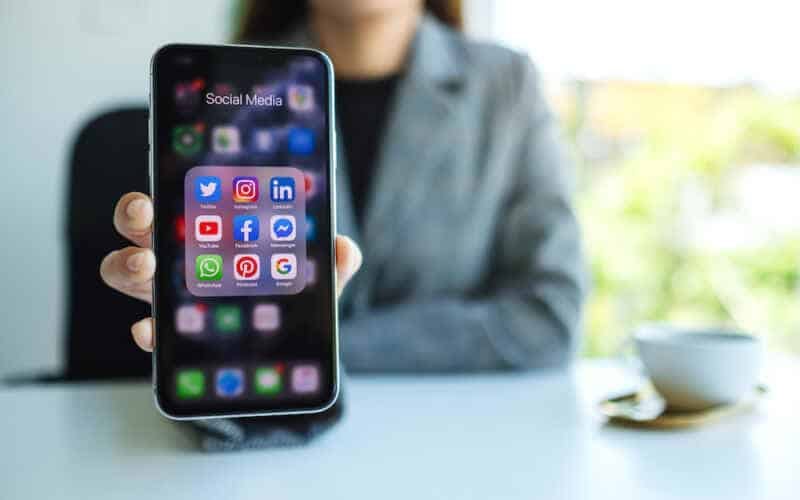 Social Media Plattformen: Was man auf seinem Handy halt alles so braucht. Foto: Adobe / Farknot Architect