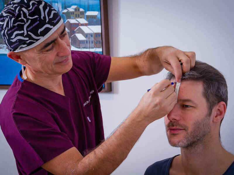 Dr. Kayihan Sahinoglu zählt zu den TOP-Ärzten für Haarverpflanzungen in Istanbul.