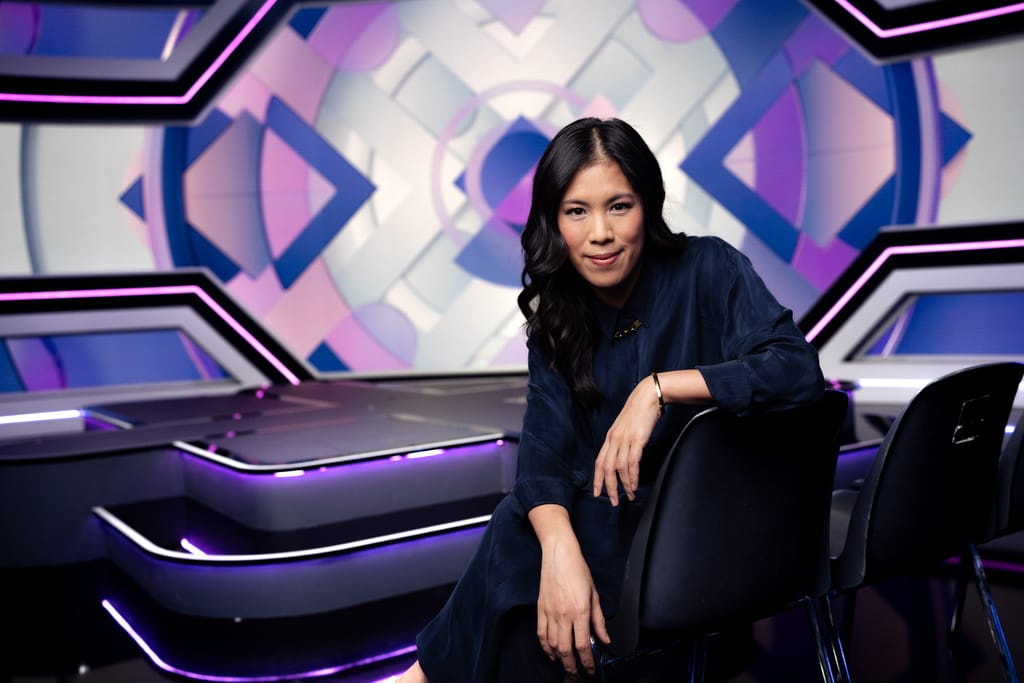 Mai Thi Nguyen-Kim sitzt im Studio von MAITHINK X
