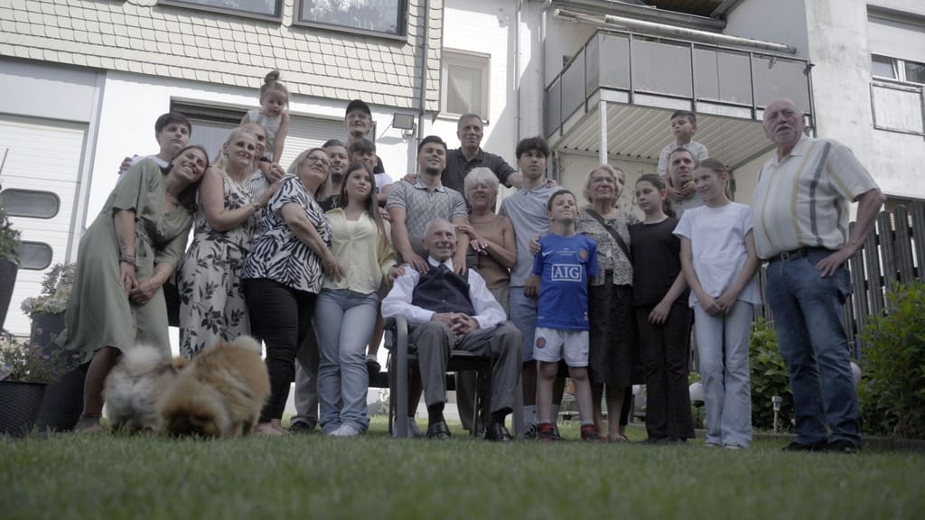 Die Großfamilie Aydin mit zwei Hunden im Garten