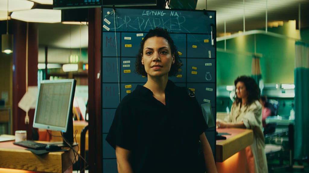 Haley Louise Jones als Dr. Zanna Parker in der Notaufnahme von KRANK Berlin