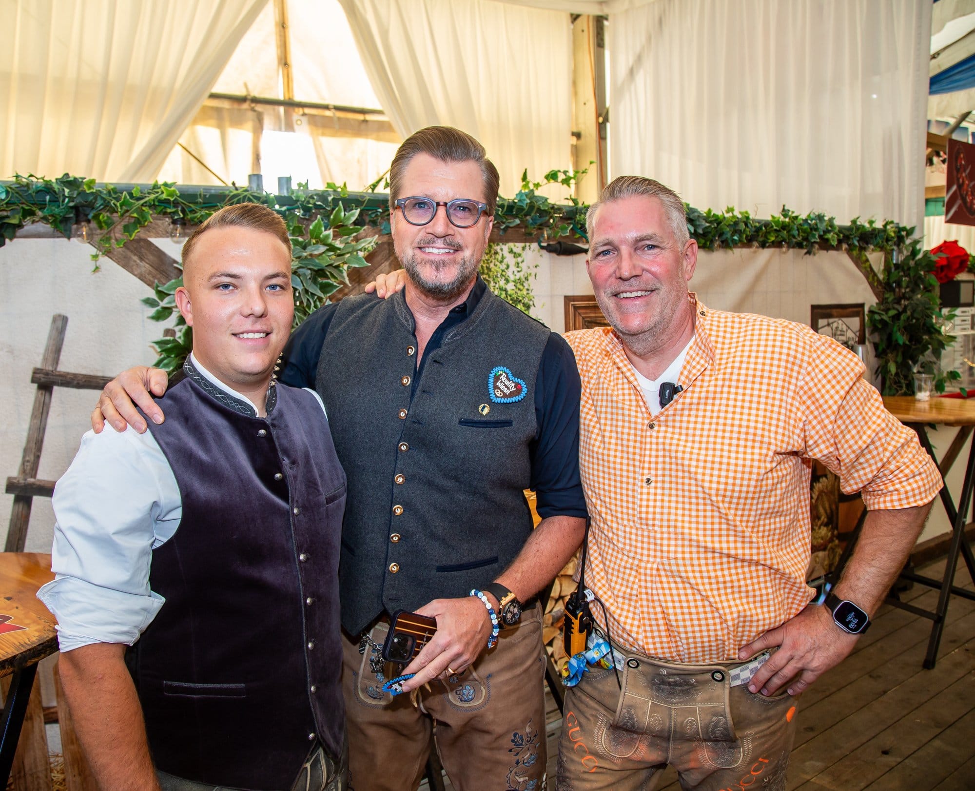 Gäste der Reality Wiesn im Festzelt des Frankfurter Oktoberfests