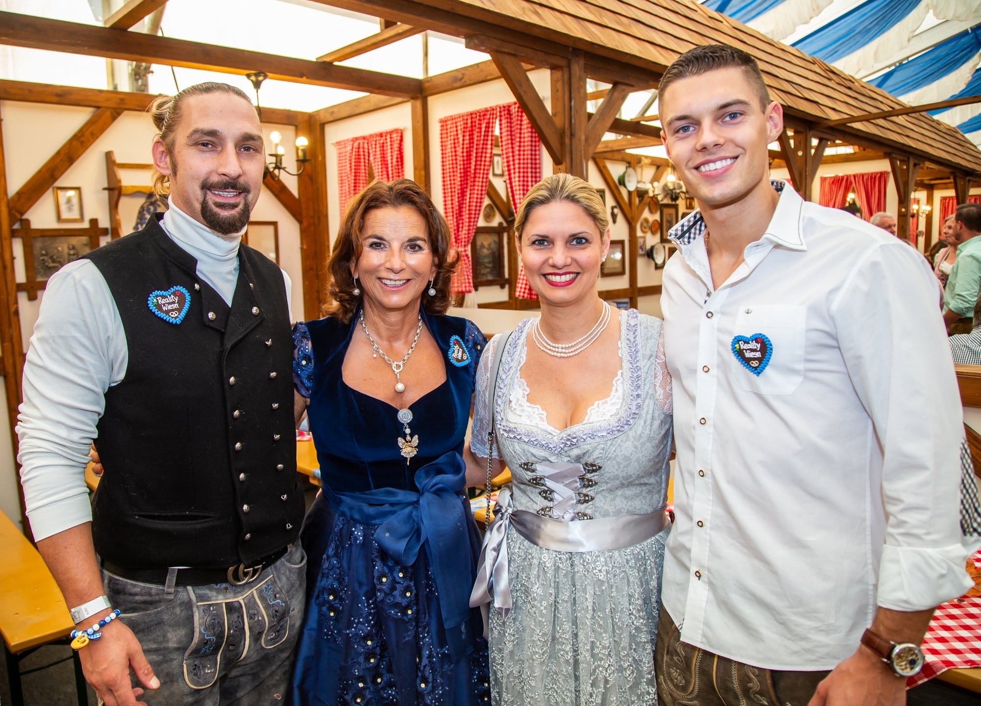 Gäste der Reality Wiesn im Festzelt des Frankfurter Oktoberfests