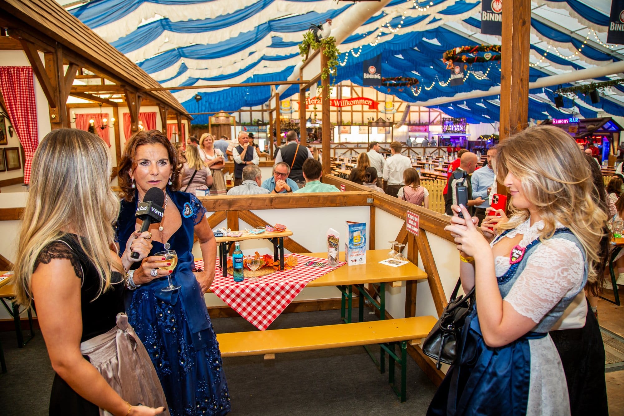 Gäste der Reality Wiesn im Festzelt des Frankfurter Oktoberfests