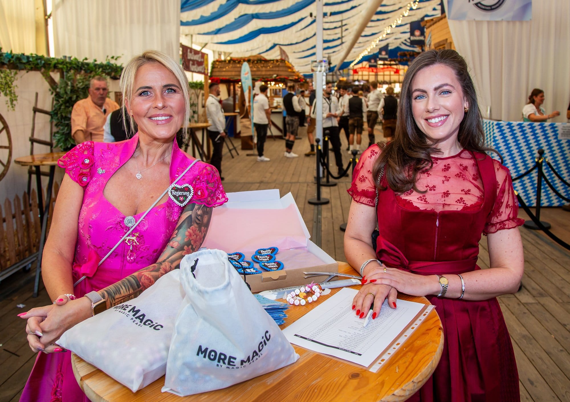 Gäste der Reality Wiesn im Festzelt des Frankfurter Oktoberfests
