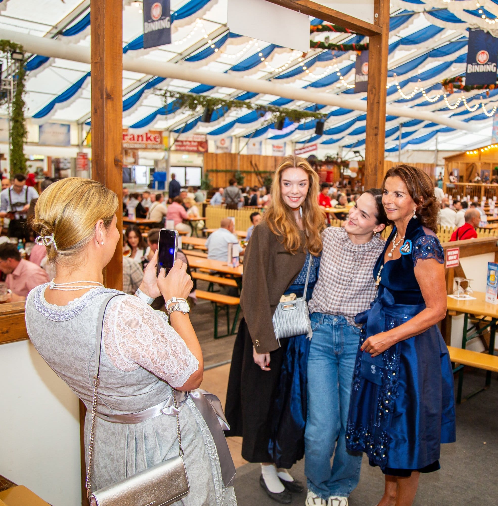 Gäste der Reality Wiesn im Festzelt des Frankfurter Oktoberfests
