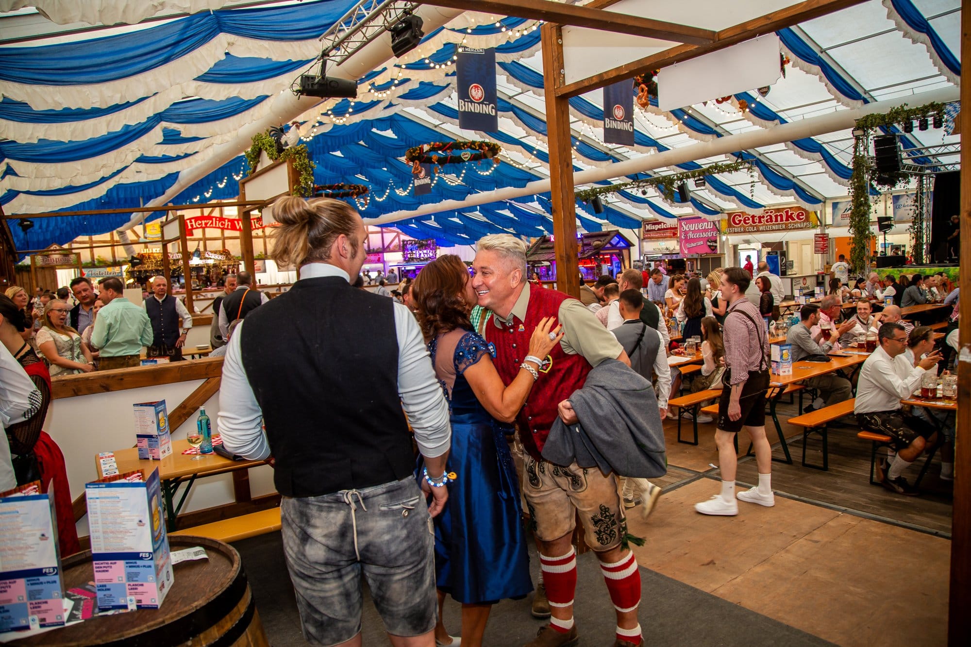 Gäste der Reality Wiesn im Festzelt des Frankfurter Oktoberfests