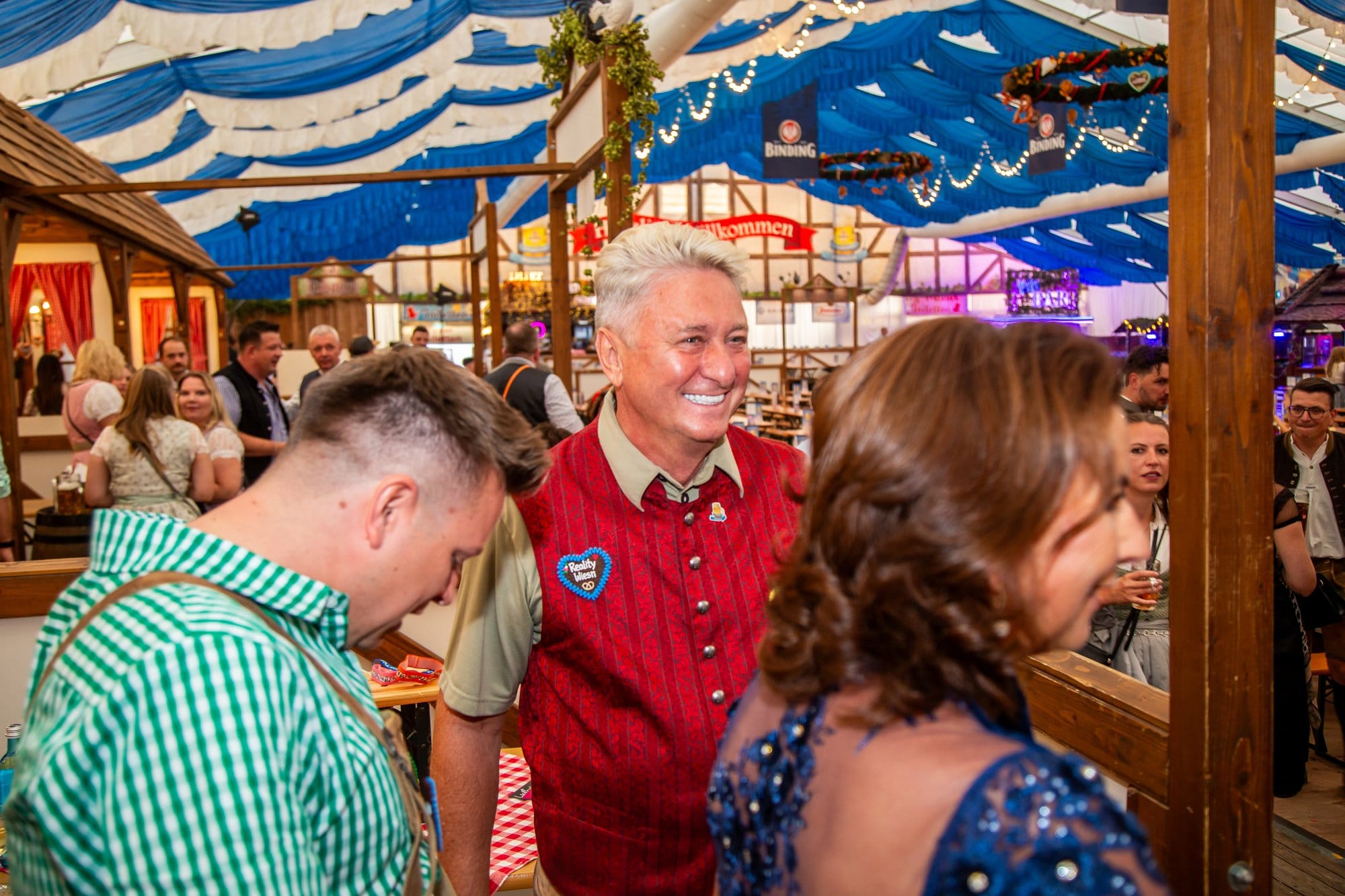 Gäste der Reality Wiesn im Festzelt des Frankfurter Oktoberfests