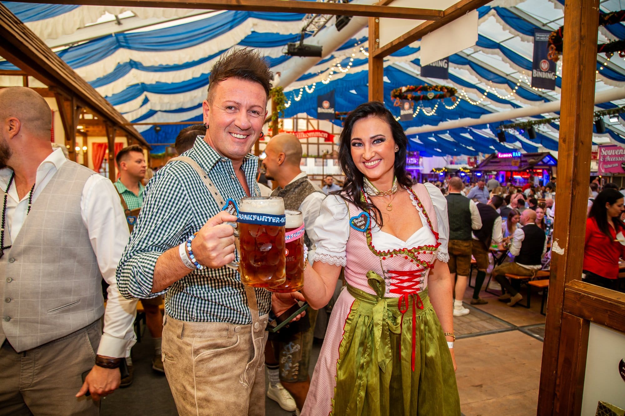 Gäste der Reality Wiesn im Festzelt des Frankfurter Oktoberfests