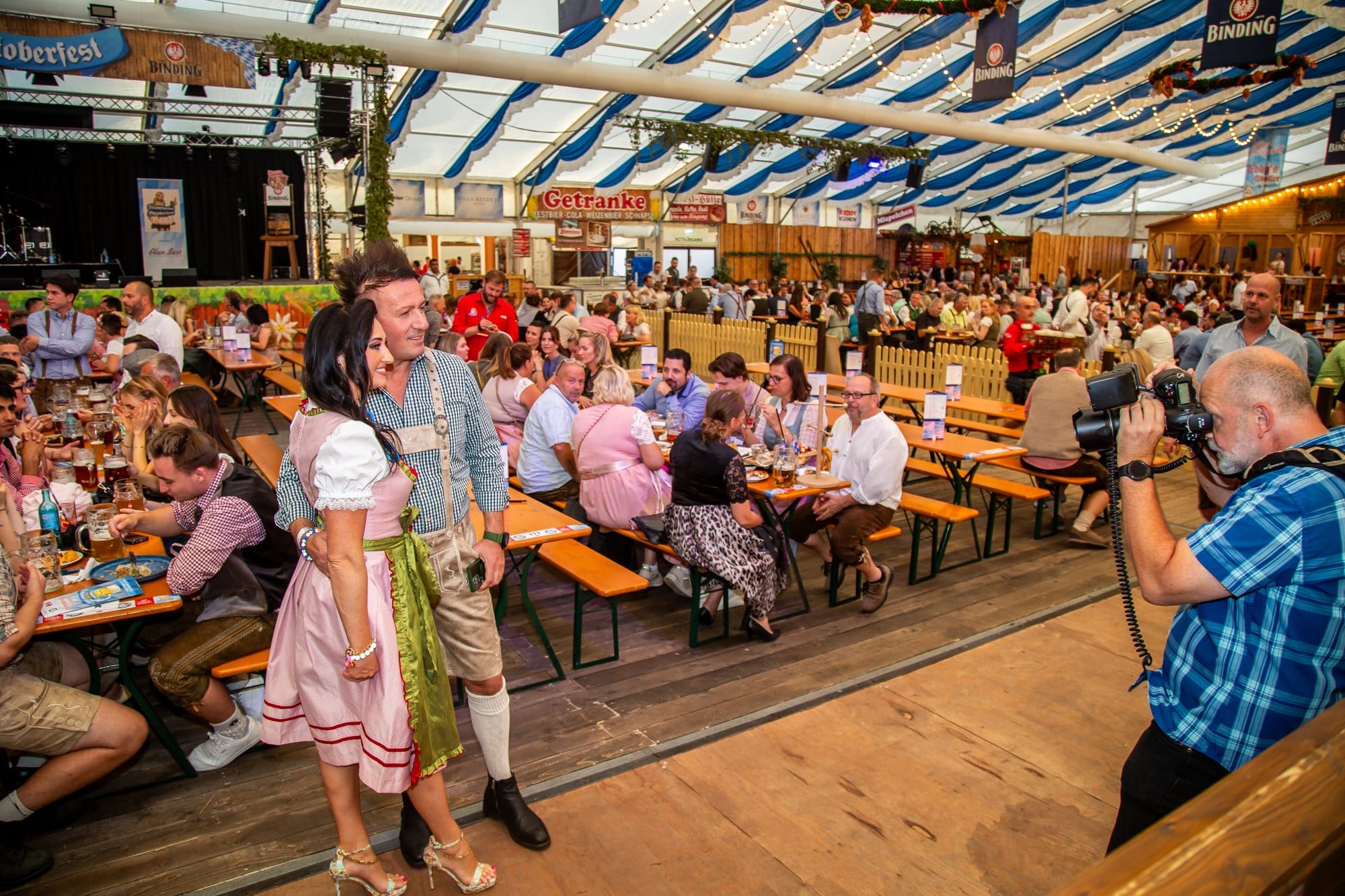 Gäste der Reality Wiesn im Festzelt des Frankfurter Oktoberfests