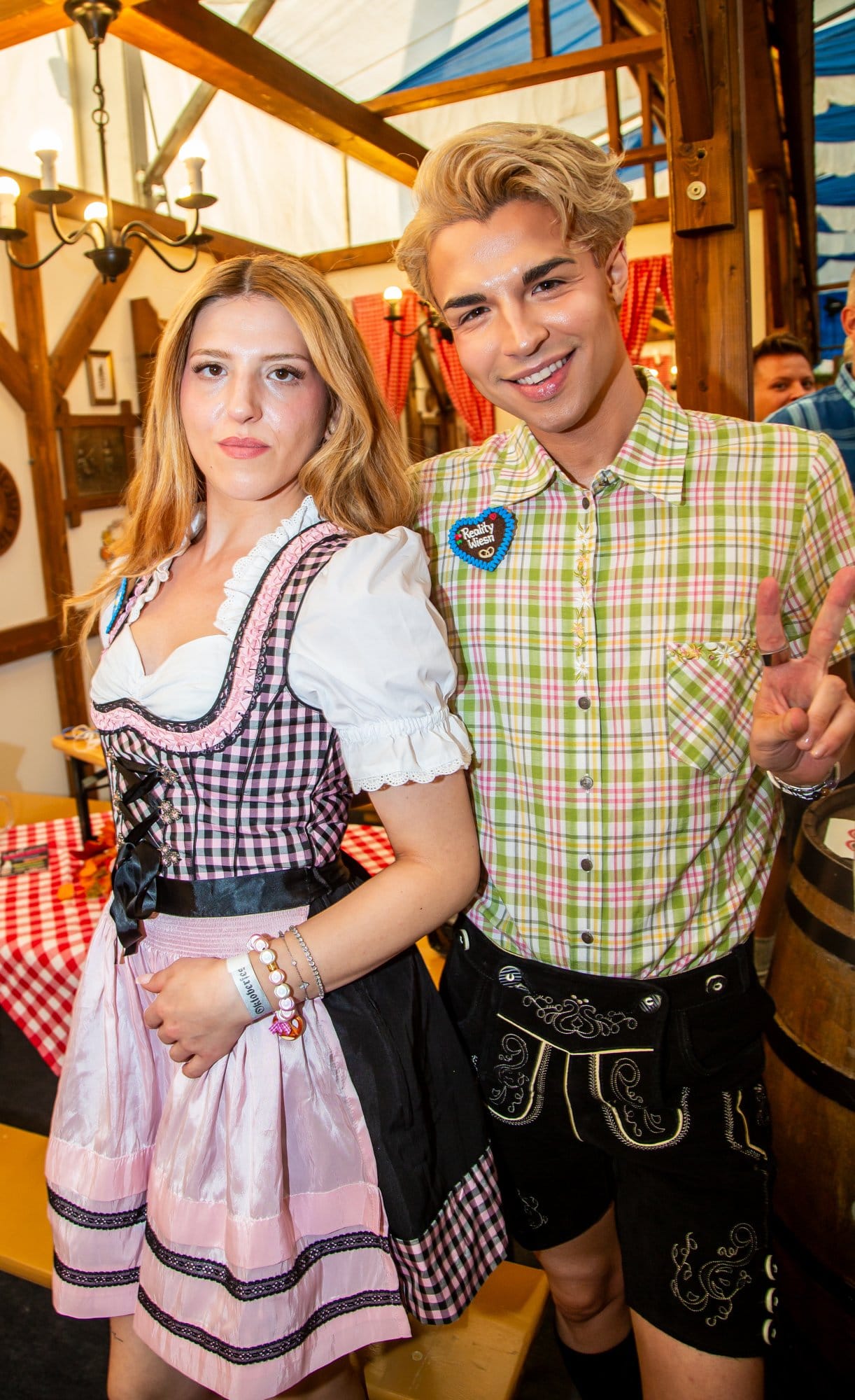 Gäste der Reality Wiesn im Festzelt des Frankfurter Oktoberfests