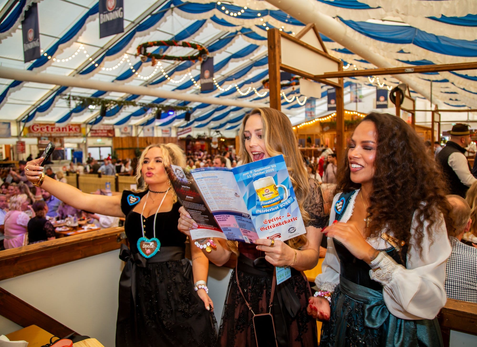 Gäste der Reality Wiesn im Festzelt des Frankfurter Oktoberfests
