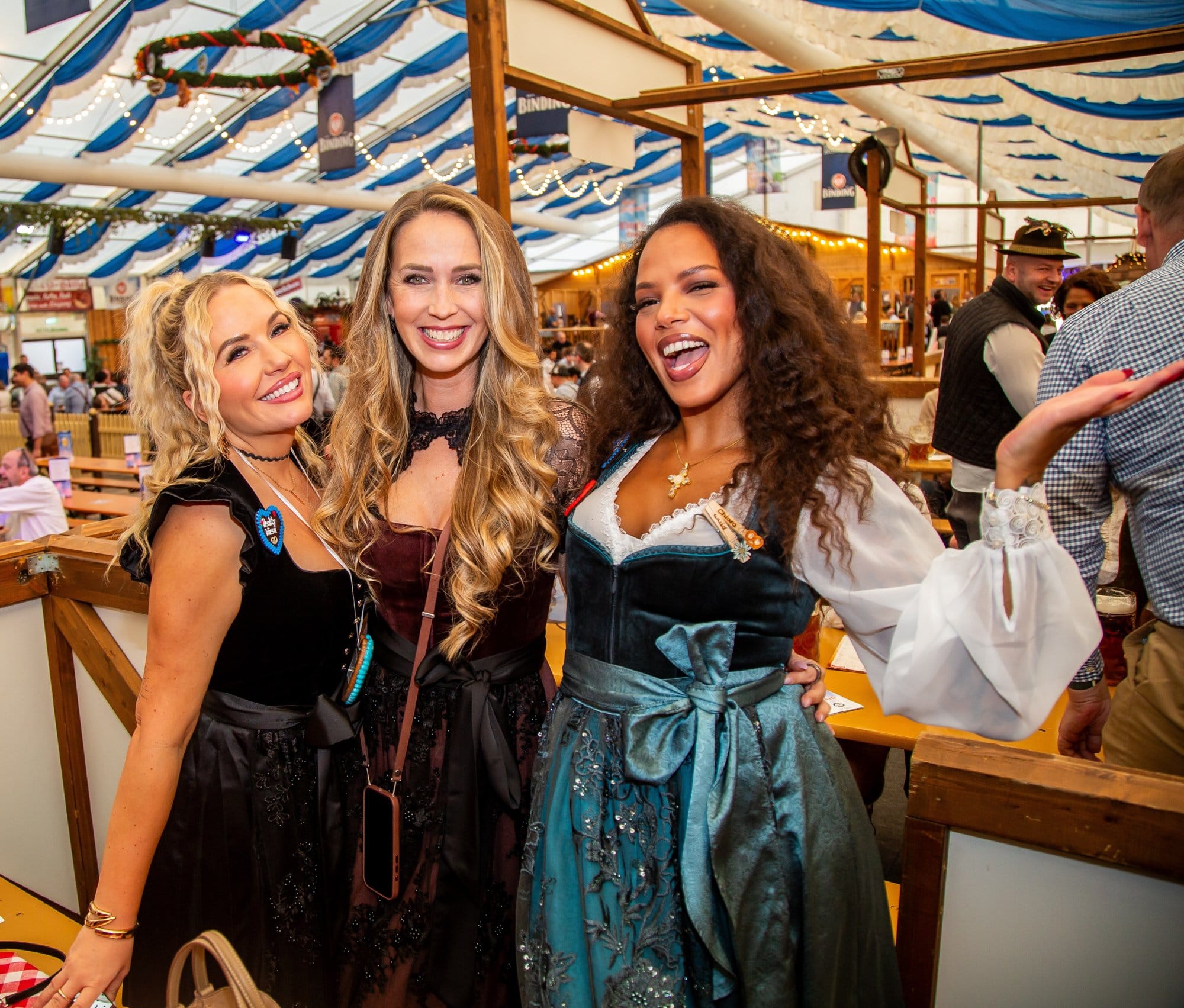 Gäste der Reality Wiesn im Festzelt des Frankfurter Oktoberfests