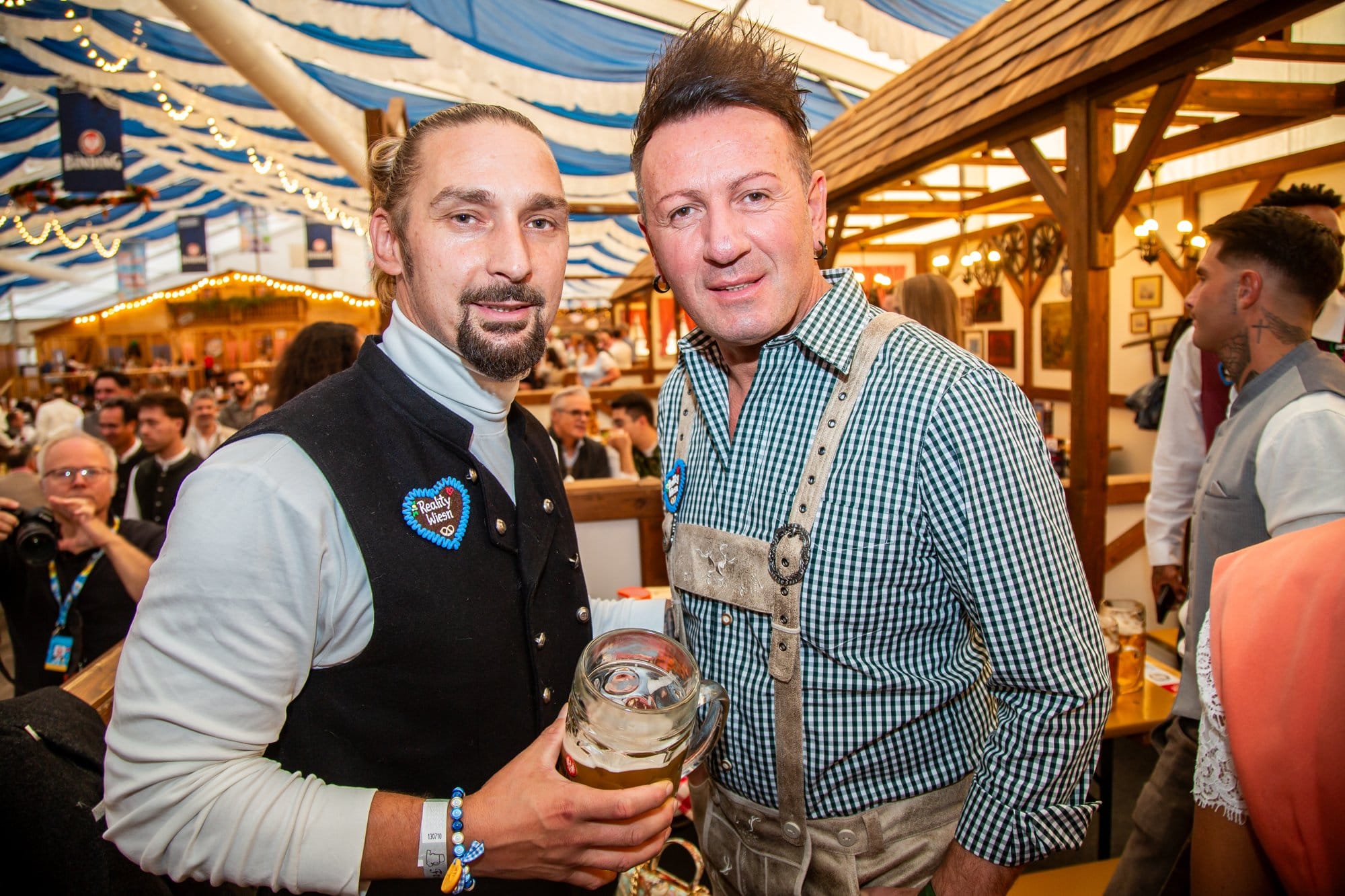 Gäste der Reality Wiesn im Festzelt des Frankfurter Oktoberfests