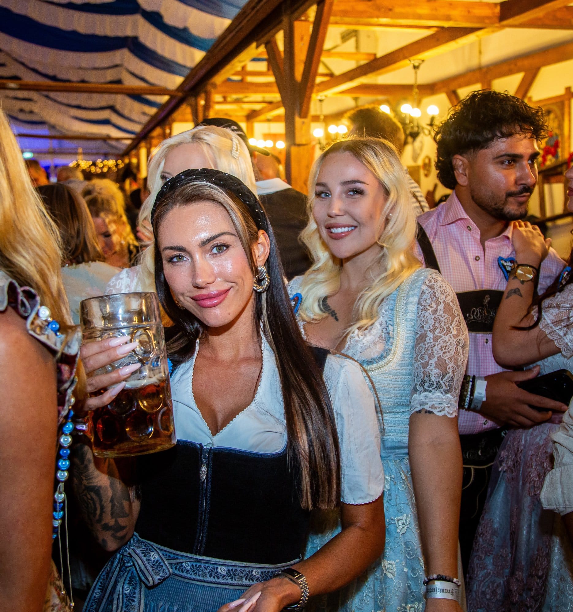 Realitystars bei der Reality Wiesn im Festzelt des Frankfurter Oktoberfests