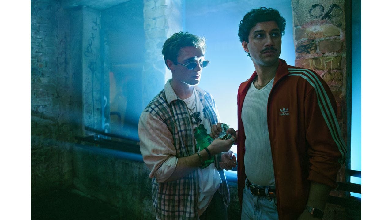 Zwei junge Männer im blauen Licht eines Treppenhauses, Szene aus "4 Blocks Zero"