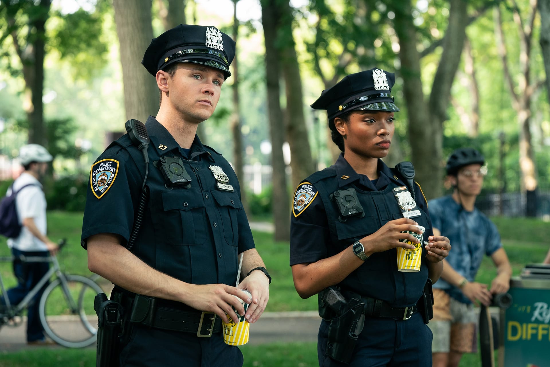 Jack Alcott und Nona Parker Johnson in Polizeiuniform im Park, Szene aus "Dexter: Wiedererwachen"