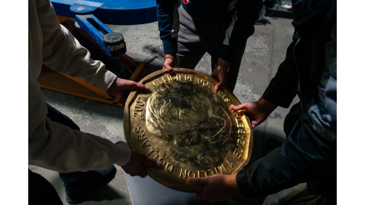Hände halten eine riesige Goldmünze, Szene aus Clangold
