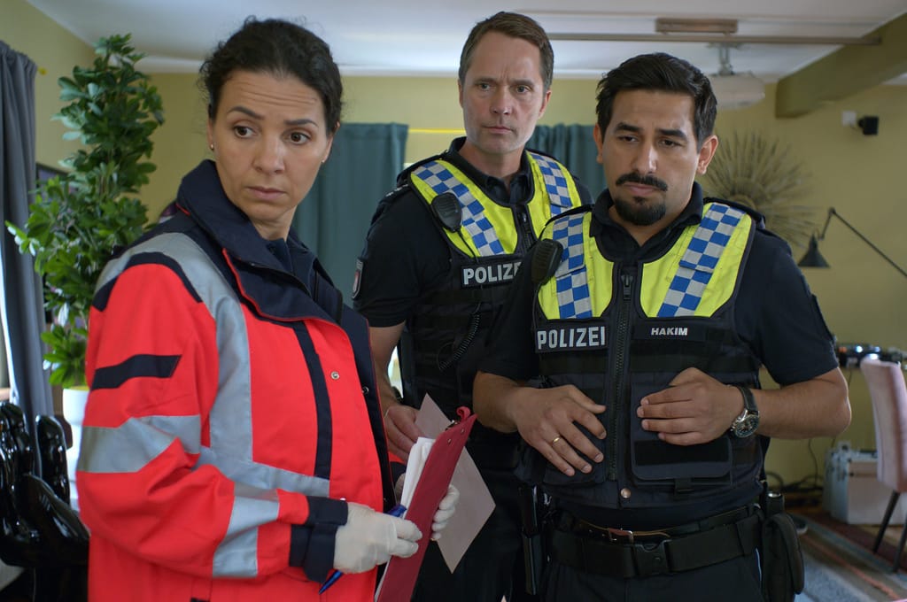 Hanife Sylejmani, Matthias Schloo und Zejhun Demirov in einer Szene aus Notruf Hafenkante