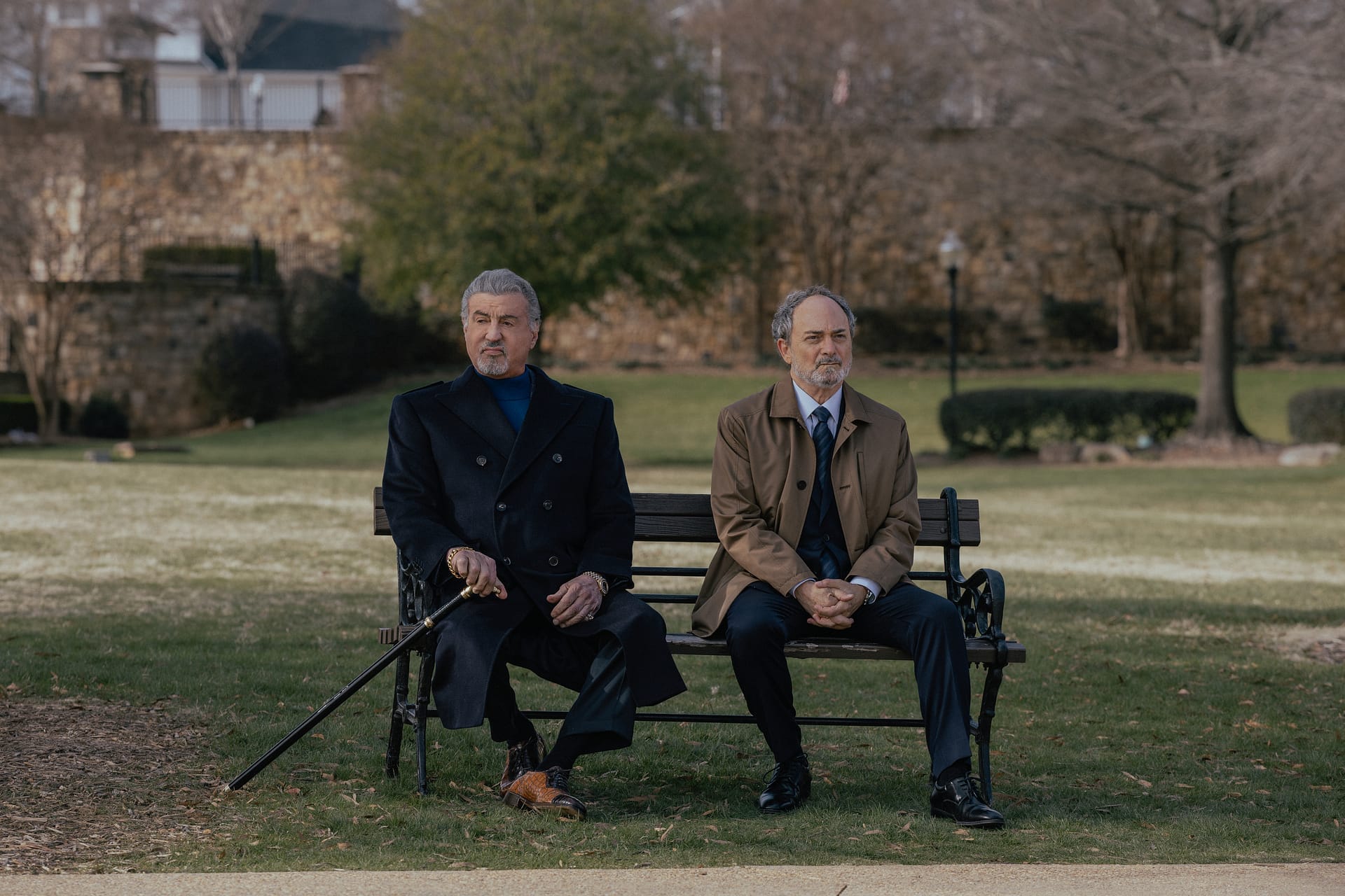 Sylvester Stallone und Kevin Pollak auf einer Parkbank, Szene aus "Tulsa King"